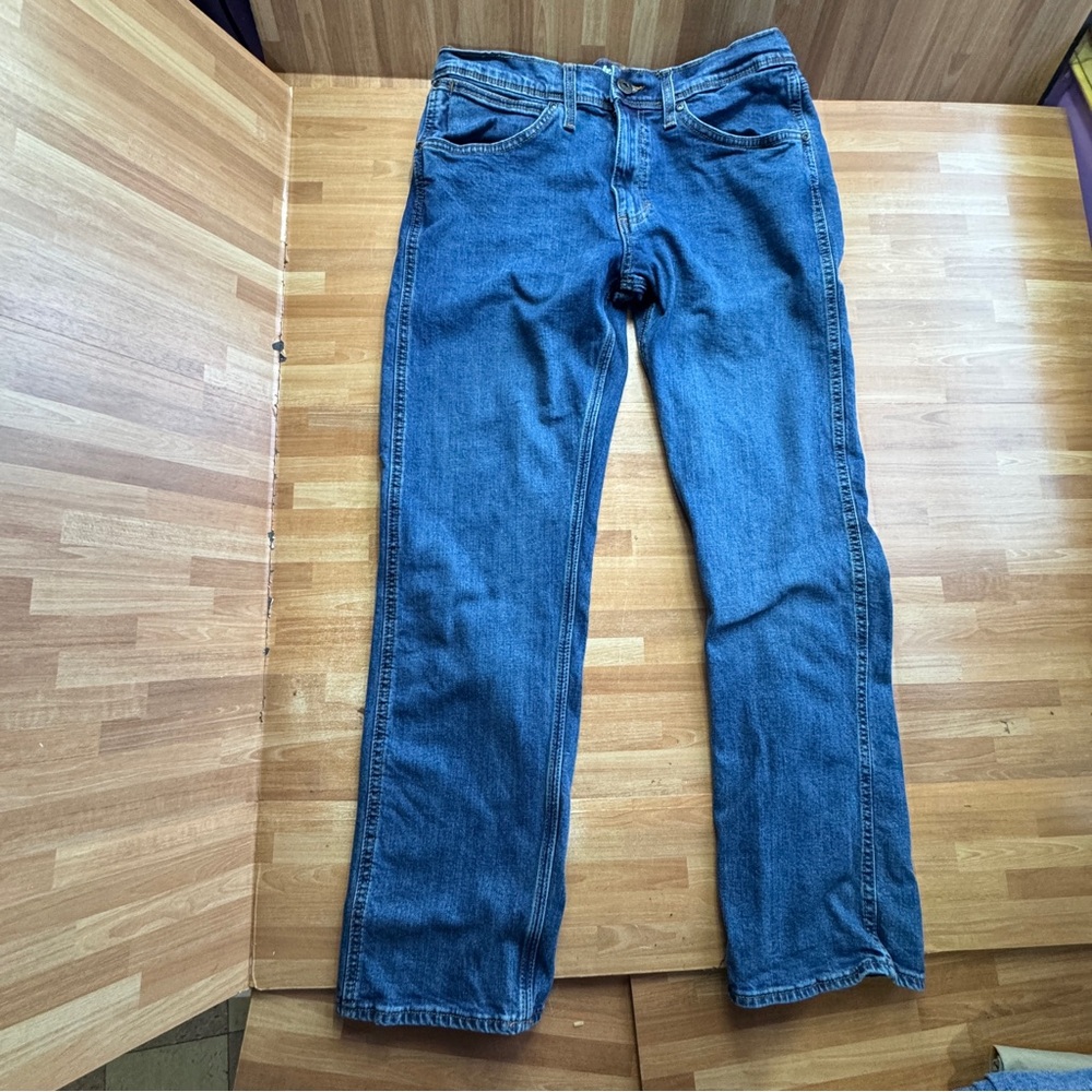Wrangler Men's Regular Fit Stretch Jeans in size 32x30. Straight leg